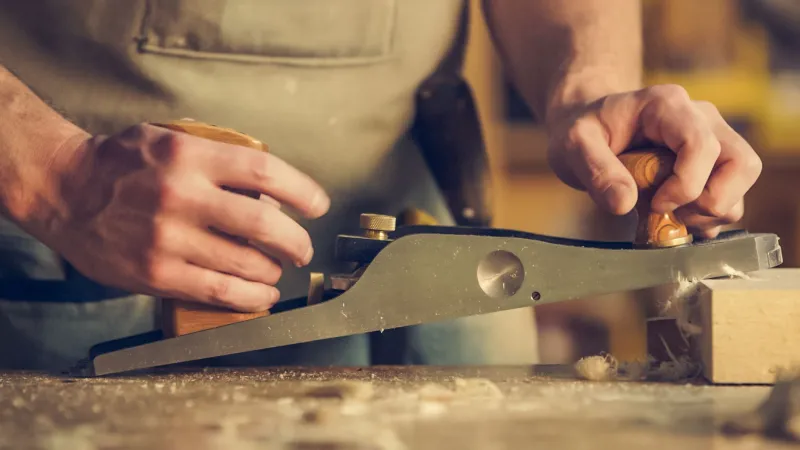 Wet Wood, Hand Tools, and No Hardware Store: The Survival Builder's Guide to Green Wood Construction